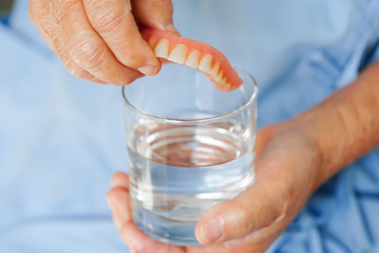 Prótesis dentales removibles sin ganchos